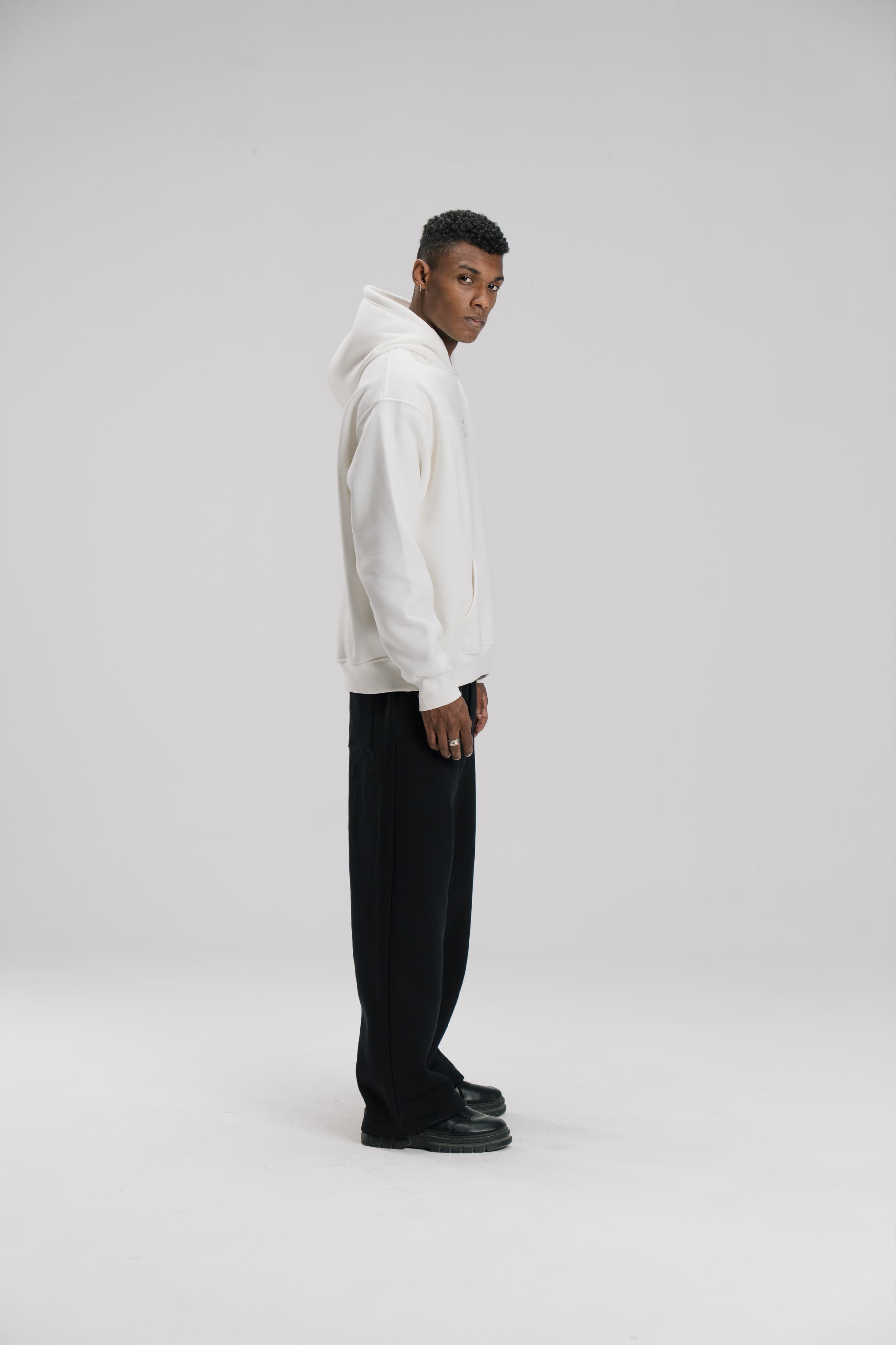 Grijze katoenen hoodie met geborduurde E | Essentiel Antwerp België Grijze katoenen hoodie met geborduurde E | Essentiel Antwerp België